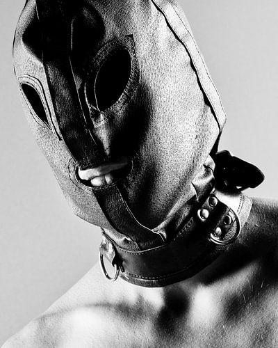 Man met een bdsm masker over zijn hoofd