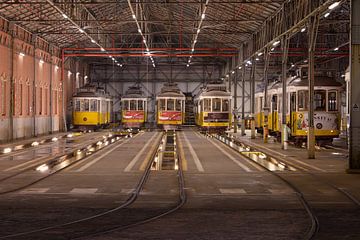 Traditionele trams - Lissabon bij nacht van Rolf Schnepp