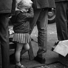 Klein meisje Waterlooplein 60-er jaren Zwart-Wit von PIX STREET PHOTOGRAPHY