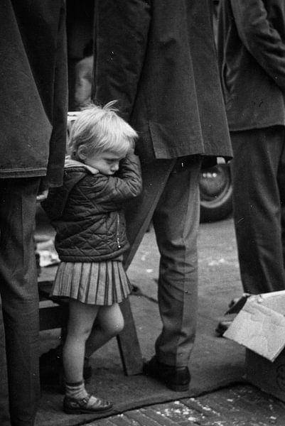 Klein meisje Waterlooplein 60-er jaren Zwart-Wit van PIX STREET PHOTOGRAPHY