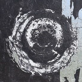 the black eye, round and round. by Ireen Bos