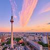 Fernsehturm Berlijn bij zonsondergang van Jenco van Zalk