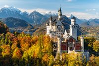 Panorama van kasteel Neuschwanstein en Alpsee. Besneeuwde bergen op de achtergrond. Herfst
