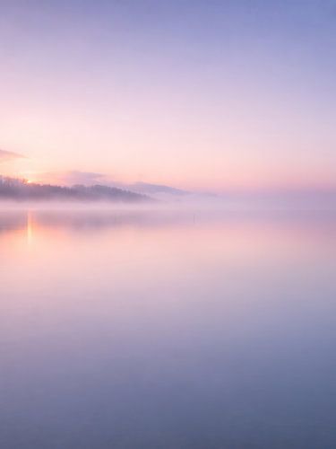 Zonsopgang in de mist aan het meer, de betovering van het ontwaken