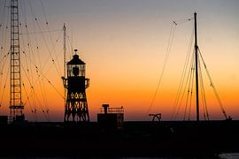 Konturen eines Feuerschiffs im Hafen bei Sonnenuntergang