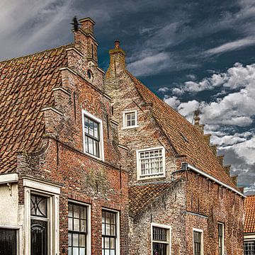 Historische, 17e eeuwse, huizen in Enkhuizen, Noord Holland by Harrie Muis