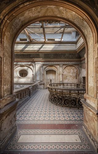 Doorkijk naar de hal in een verlaten kasteel.