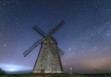 Alte Mühle in der Nacht. Die Milchstraße am Himmel. von Yevgen Belich