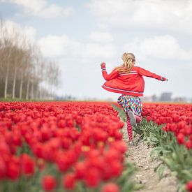 Dame in Rot von Maaike Koning