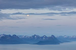 Lune sur un paysage norvégien en pleine nuit d'été sur Karla Leeftink
