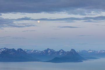 Maan boven Noors landschap in midzomernacht van Karla Leeftink