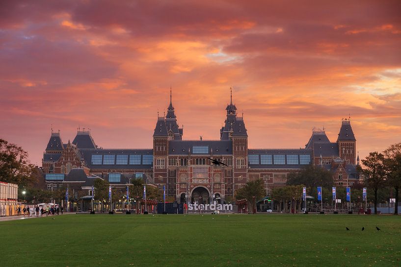 Vurige zonsopkomst Rijksmuseum Amsterdam by Dennis van de Water
