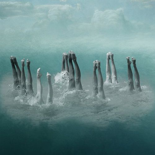 Synchronized Swimming in Deep Seas