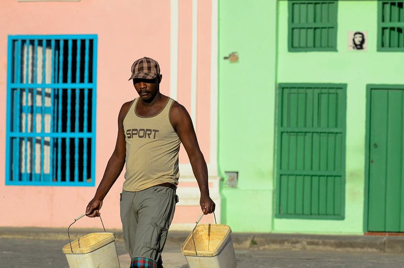 Waterdrager in Havana von Merijn Koster