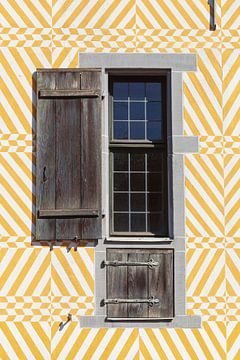 Vergittertes Fenster am Ledenhof, ehemaliges Herrenhaus eines Adelshofes, Sitz des Literaturbüros We