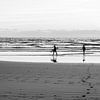 Surfers en France | Côte atlantique Bretagne | Tirage photo noir et blanc photographie de voyage en mer sur HelloHappylife