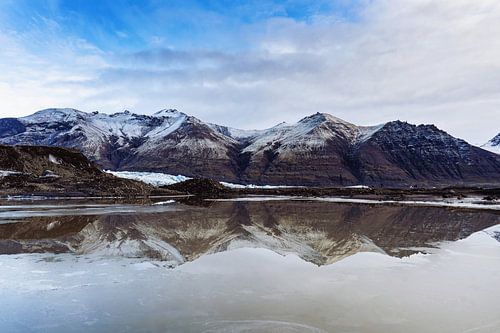 Reflectie in een gletsjermeer in IJsland met prachtige bergen op de achtergrond.