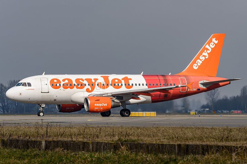 Taxiënde EasyJet Airbus A319 in Tartan livery. van Jaap van den Berg
