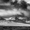 Landschap in het binnenland van IJsland in zwart wit van Chris Stenger