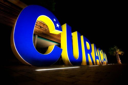 Grote lettes Curacao op Plein