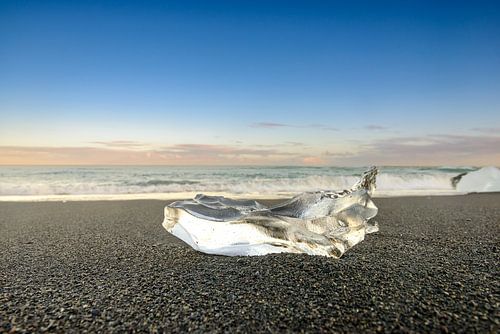 Forme de glace échouée sur la plage de Diamond Beach en Islande