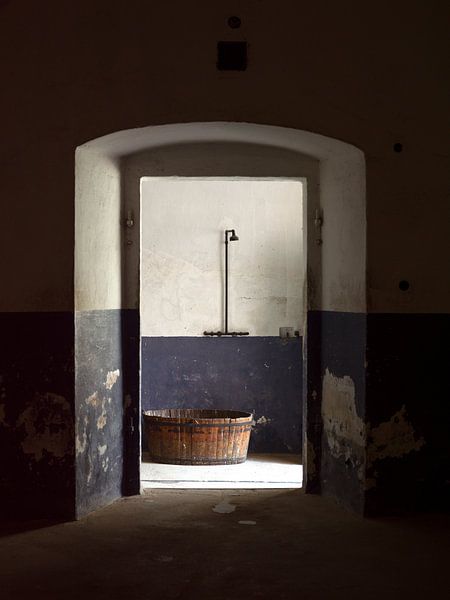 Lavabo avec douche (nature morte) par Maurits van Hout