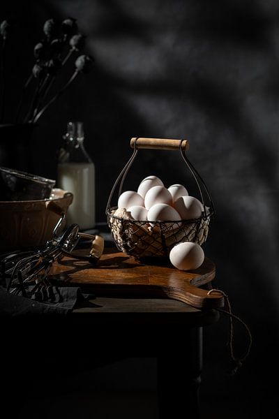 Eier im Eisenkorb von Marleen Schonewille