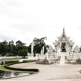 Wat Rong Khun of Witte tempel in Shiang Rai Thailand van Ruurd van der Meulen