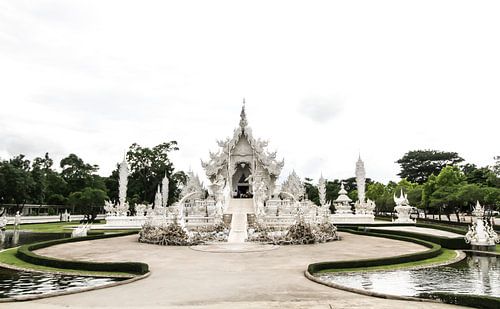 Wat Rong Khun of Witte tempel in Shiang Rai Thailand van Ruurd van der Meulen