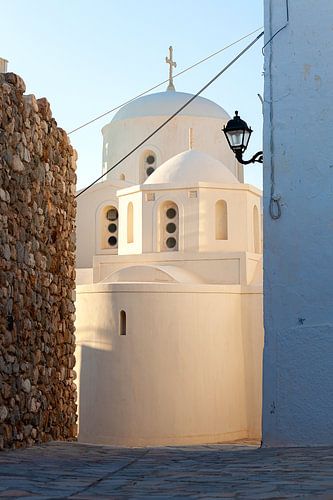 Witte kerk op Naxos, een Grieks eiland in de Middellandse Zee. Reisfotografie uit Griekenland.