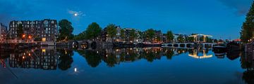 View of the Amstel (west side) in Amsterdam, from the lock to the Skinny Bridge, 2021 - 2 by Amsterdam.Photos