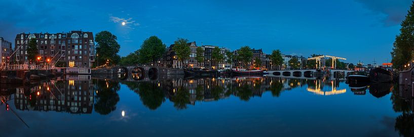View of the Amstel (west side) in Amsterdam, from the lock to the Skinny Bridge, 2021 - 2 by Amsterdam.Photos