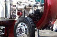 Nahaufnahme von Motor und Rad eines amerikanischen Peterbilt-Trucks von Ramon Berk Miniaturansicht