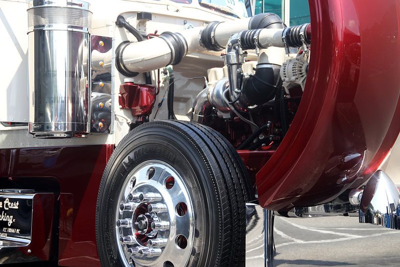 Nahaufnahme von Motor und Rad eines amerikanischen Peterbilt-Trucks von Ramon Berk