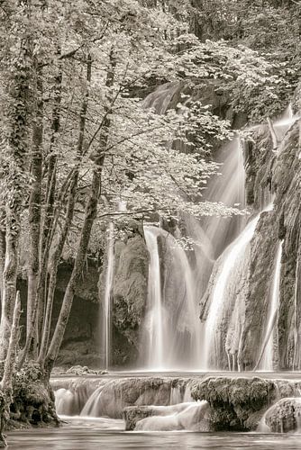 La cascade des tufs b&w