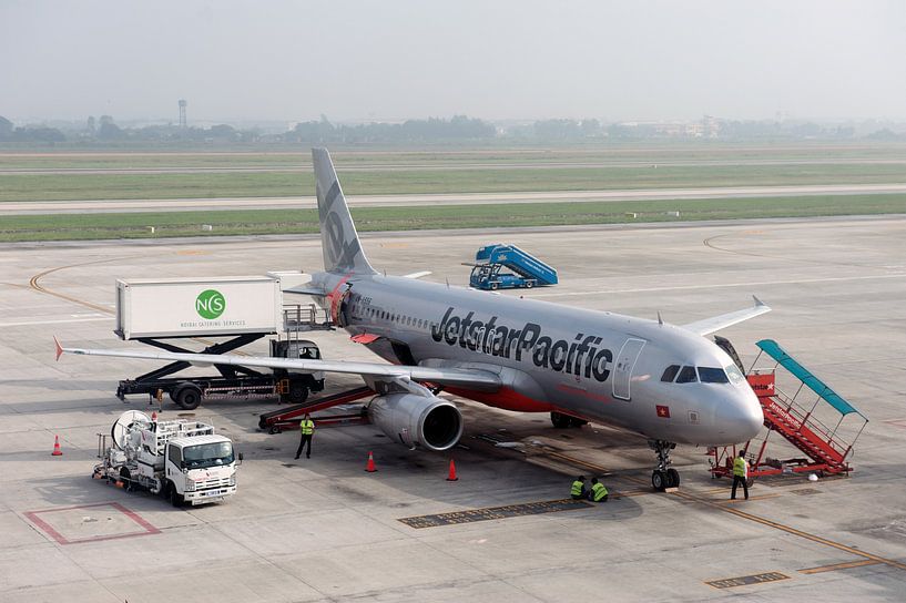 Nội Bài International Airport by Richard Wareham