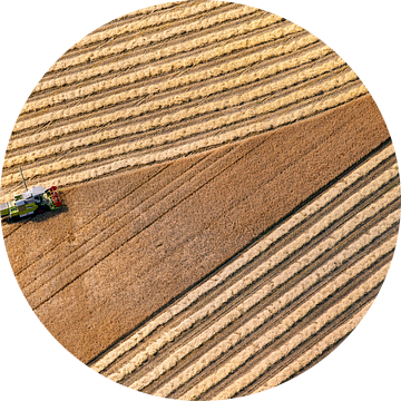 Luchtfoto van boer die graan oogst van Frans Lemmens