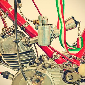 Detail van een klassieke Ducati Cucciolo motorfiets van Martin Bergsma