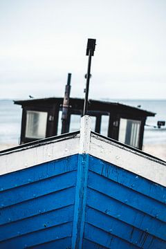Blauwe boot op het strand van de Oostzee van Florian Kunde