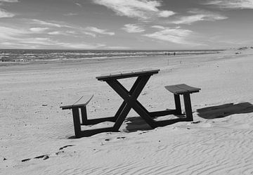 Picknick tafel op het strand van Zeeland van Jose Lok