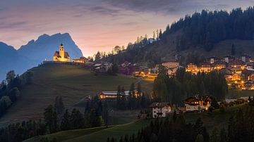 Colle Santa Lucia een avond in de Italiaanse Dolomieten van Marga Vroom