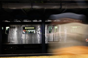 New York City bewegende metro, Manhatten, USA van Ingrid Meuleman
