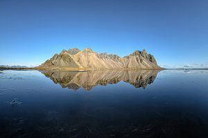 Vestrahorn unter strahlend blauem Himmel