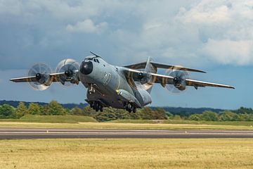 Décollage de l'A400M Tactical Display Team de l'armée de l'air française. sur Jaap van den Berg