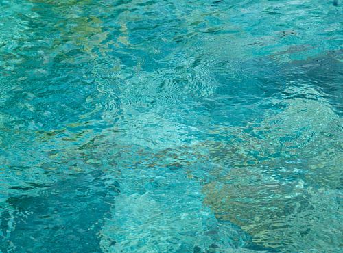 Blauw wateroppervlak