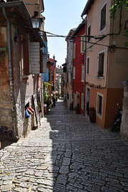 Straatje in Rovinj 3 van Erik Buitenhuis
