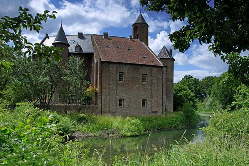 Kasteel Waardenburg aan het water