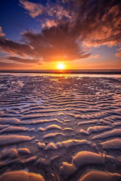 Zonsondergang op Texelse strand. van Justin Sinner Photography ( Fotograaf op Texel)
