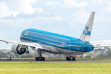 KLM Boeing 777-200 stijgt op vanaf Schiphol.
