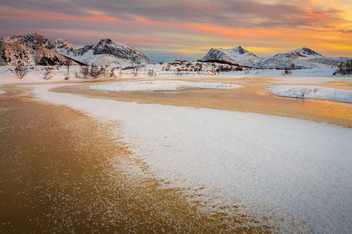 Winterlandschap met bevroren meer en sneeuwbergen op de Lofoten